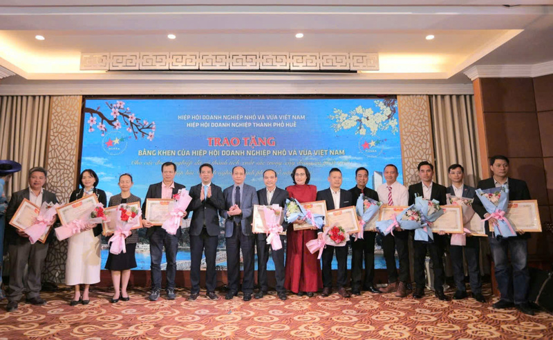 Nhiều doanh nghiệp tại thành phố Huế được trao tặng bằng khen tại hội nghị tổng kết năm 2025 và phương hướng nhiệm vụ năm 2026. Ảnh: Nguyễn Tuấn
