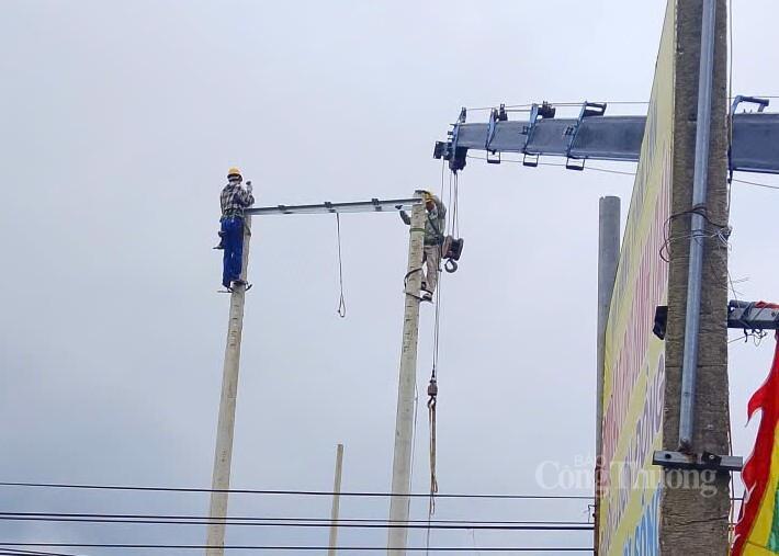 Mặc dù khối lượng công việc rất lớn và điều kiện thi công khắc nghiệt, ngành điện Hà Tĩnh vẫn giữ vững quyết tâm hoàn thành toàn bộ các dự án trước ngày 30/6/2026. Ảnh: Cao Thảo