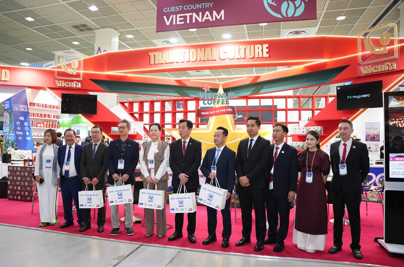 Các đại biểu Hàn Quốc và Việt Nam chụp ảnh tại gian hàng cà phê quốc gia Việt Nam, trong khuôn khổ Hội chợ Coffee Expo Seoul 2026.