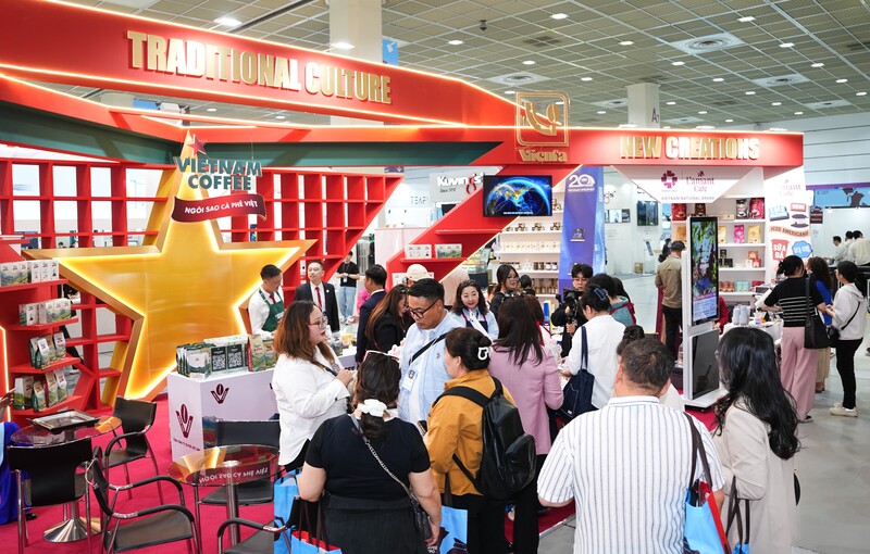 Gian hàng cà phê quốc gia Việt Nam trong khuôn khổ Hội chợ Coffee Expo Seoul 2026, đông kín khách quốc tế đến tham quan và thưởng thức cà phê Việt.