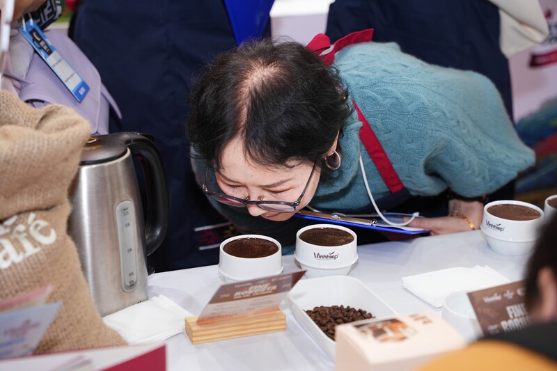 Người tiêu dùng Hàn Quốc trải nghiệm sản phẩm cà phê của Việt Nam.