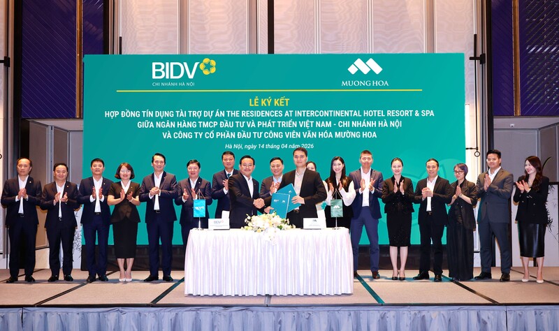 Giám đốc BIDV Hà Nội Nguyễn Đình Dương và Phó Chủ tịch HĐQT Alphanam Nguyễn Minh Nhật ký kết hợp đồng tín dụng.