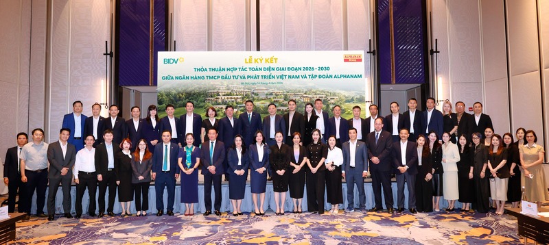 Các đại biểu chúc mừng thành công lễ ký kết.