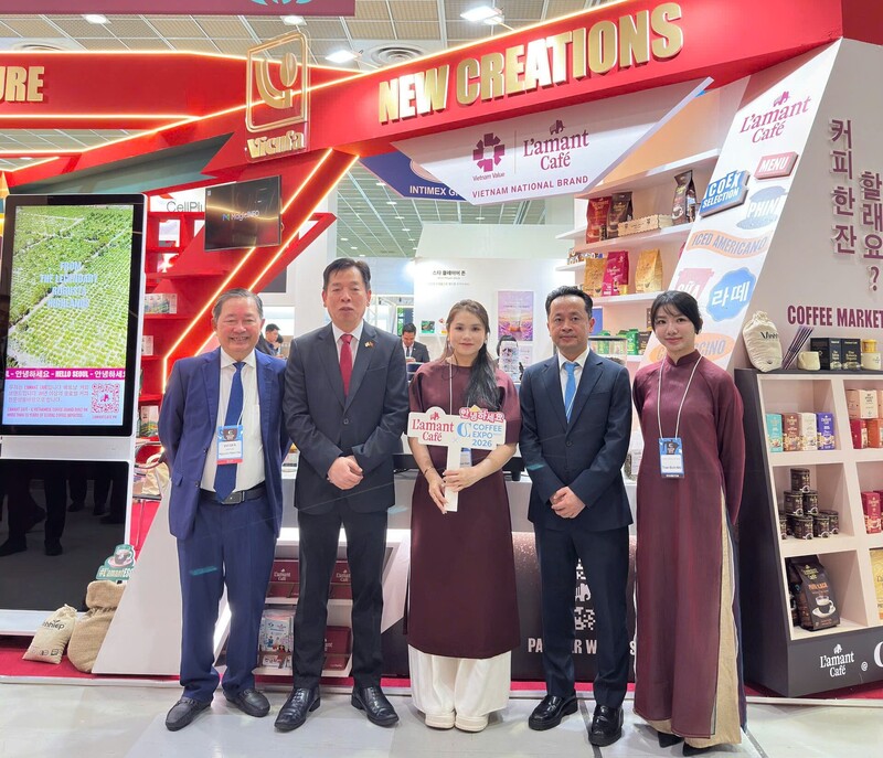 Đại sứ Việt Nam tại Hàn Quốc Vũ Hồ, ông Phạm Khắc Tuyên - Tham tán Thương mại Việt Nam tại Hàn Quốc (thứ hai từ trái qua) và ông Nguyễn Nam Hải, Chủ tịch Hiệp hội Cà phê – Ca cao Việt Nam (ngoài cùng bên phải) bên Gian hàng Quốc gia Việt Nam tại Hội chợ Coffee Expo Seoul 2026.
