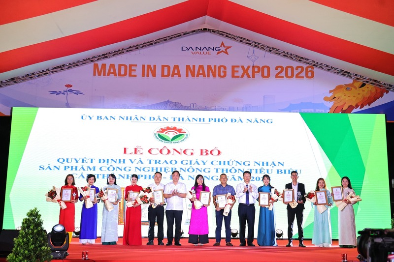 Trao chứng nhận sản phẩm công nghiệp nông thôn tiêu biểu TP. Đà Nẵng năm 2025 cho chủ thể 22 sản phẩm, bộ sản phẩm. Ảnh: Diễm Phúc