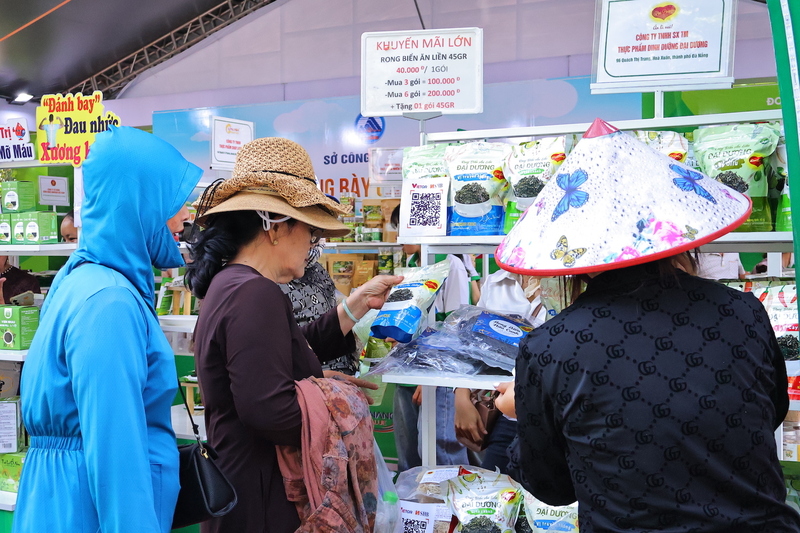 Việc tham gia xúc tiến thương mại giúp các đơn vị nâng cao nhận diện thương hiệu địa phương trên thị trường. Ảnh: Diễm Phúc