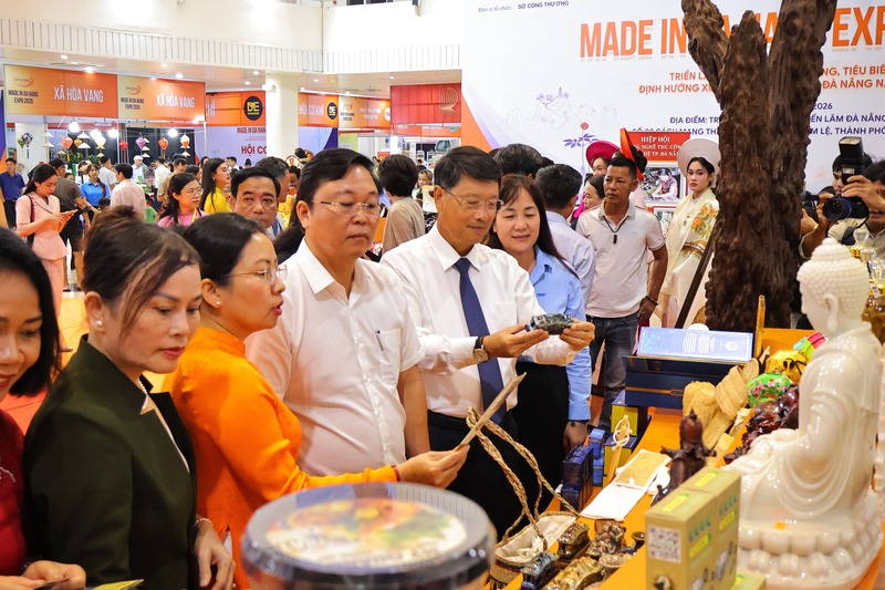 Các đại biểu tham quan gian hàng. Ảnh: Diễm Phúc