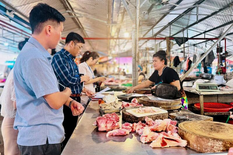 Lãnh đạo Thành phố Hà Nội yêu cầu quản lý an toàn thực phẩm yêu cầu công khai, minh bạch và bảo đảm mọi khâu đều có dữ liệu... Ảnh: HNM