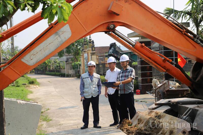 Cán bộ Công ty Điện lực Hà Tĩnh đôn đốc đơn vị thi công tại hiện trường. Ảnh: Trọng Tùng