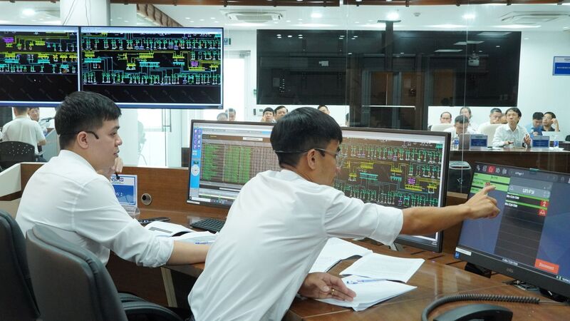 Các Điều độ viên tham gia diễn tập. Ảnh: NSMO