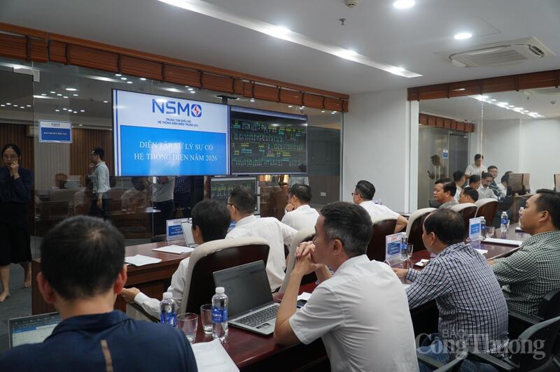 Lãnh đạo NSMO và lãnh đạo các đơn vị phối trong phòng điều khiển trung tâm theo dõi tiến độ diễn tập sự cố