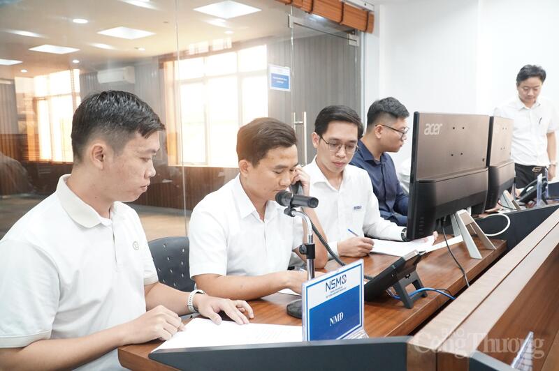 Các nguồn phát điện (nhà máy thủy điện, nhà máy điện năng lượng mặt trời) nhận lệnh từ CSO và thực hiện giảm công suất, hoặc tạm ngừng phát điện