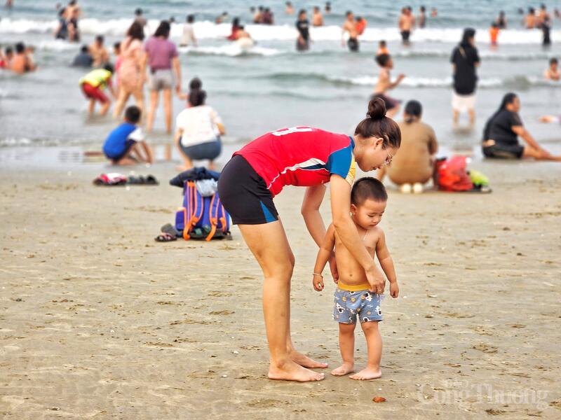 "Gia đình tôi tranh thủ đi sớm vì biết tầm chiều muộn sẽ rất đông. Dù quãng đường di chuyển khá xa nhưng ra đến đây có gió biển và nước mát, cảm giác oi bức cũng vơi bớt”, chị Tú (phường Thành Sen, Hà Tĩnh) bày tỏ.
