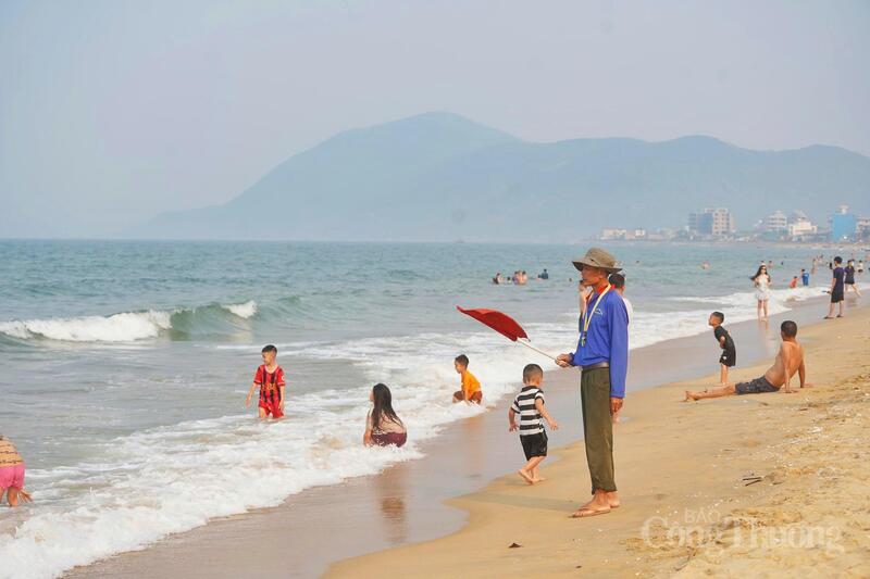 Trước tình trạng người dân đổ về biển "giải nhiệt" với số lượng lớn, công tác đảm bảo an toàn cho người tắm biển đang được chính quyền địa phương đặt lên hàng đầu.