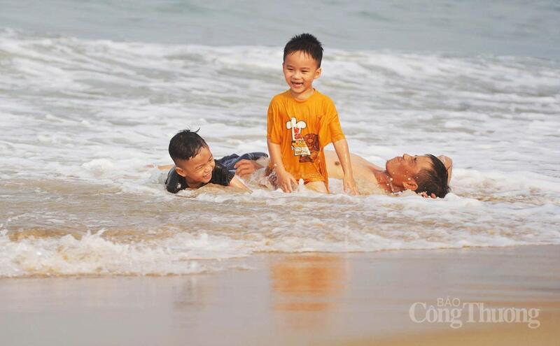 "Mấy ngày nay trời nóng quá, để tiết kiệm điện, tôi chở gia đình xuống Thiên Cầm tắm mát và thưởng thức hải sản tươi sống. Sóng ở đây mùa này rất êm, nước trong, trẻ con nhà tôi rất thích”, anh Nguyễn Trọng Linh (xã Cẩm Lạc, Hà Tĩnh) chia sẻ.