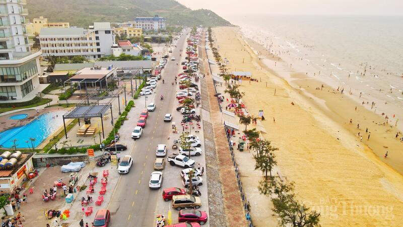 Ghi nhận của phóng viên Báo Công Thương, những ngày trung tuần tháng 4, lượng người đổ về bãi biển Thiên Cầm (xã Thiên Cầm, Hà Tĩnh) bắt đầu tăng mạnh. Ngay từ khoảng 15h30, các bãi giữ xe dọc bãi biển đã kín chỗ.
