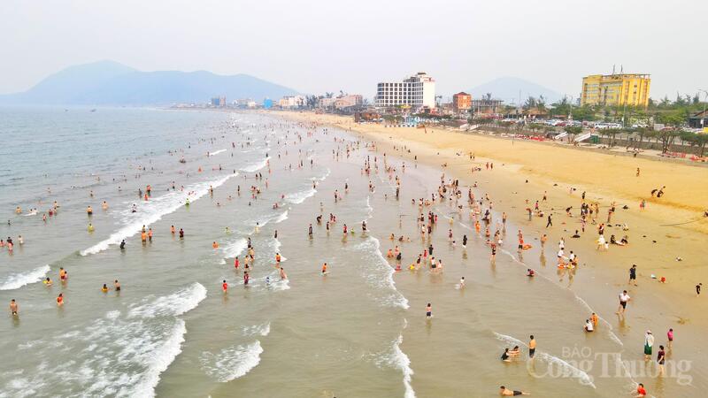 Biển Thiên Cầm trải dài gần 3km, được mệnh danh là "cung đàn biển" của miền Trung. Với địa thế đặc biệt, sóng khá êm đềm, làn nước trong xanh và độ sâu thoai thoải, bãi biển rất thích hợp cho các hoạt động vui chơi dưới nước của cả người lớn và trẻ em.