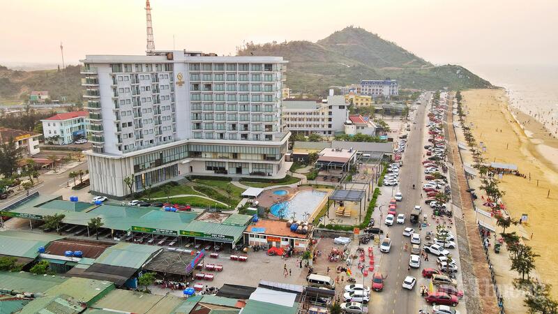 Ông Nguyễn Ngọc Long, Phó Giám đốc phụ trách Trung tâm Dịch vụ tổng hợp xã Thiên Cầm (đơn vị quản lý khu du lịch) cho biết, những ngày này có hàng nghìn lượt du khách về bãi biển để tắm và nghỉ dưỡng. "Để chuẩn bị cho đợt cao điểm nắng nóng và mùa du lịch 2026, chúng tôi đã chủ động triển khai các phương án cứu hộ, cứu nạn từ rất sớm. Đồng thời bố trí các chốt trực dọc bãi tắm với đầy đủ phương tiện cứu hộ, phao bơi và loa cầm tay để thường xuyên nhắc nhở người dân”, ông Long thông tin thêm.