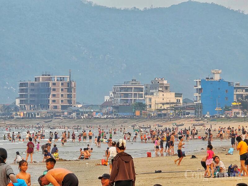 Thời điểm này, sóng biển khá nhẹ, tạo điều kiện thuận lợi cho người dân xuống tắm mát.