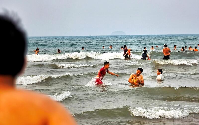 Ngành chức năng khuyến cáo người dân tuyệt đối không được bơi ra xa bờ, nhất là tại các khu vực đã có biển báo nguy hiểm hoặc dòng chảy xiết.