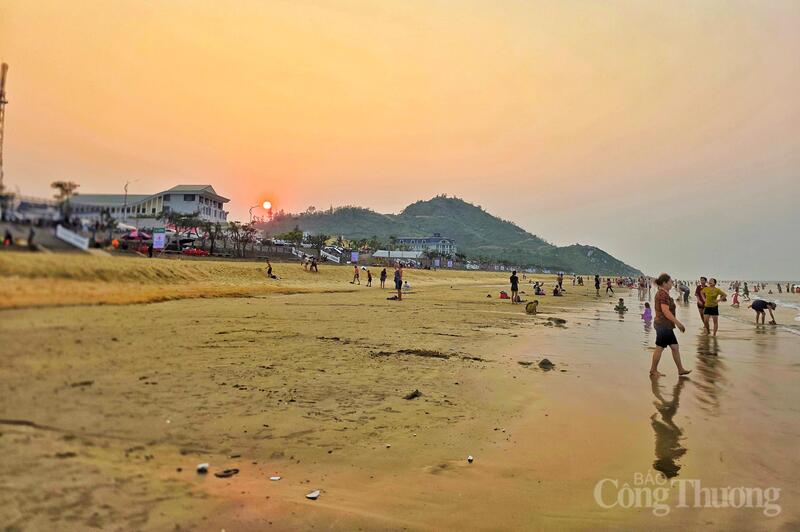 Hà Tĩnh: Nắng nóng gay gắt, người dân đổ về bãi biển giải nhiệt - 7