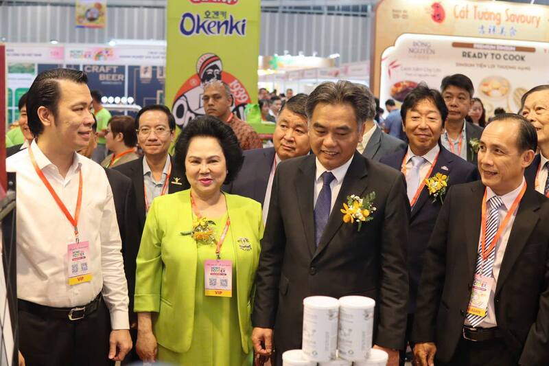 Các đại biểu đến tham quan gian hàng tỉnh Tây Ninh. Ảnh: Cổng TTĐT Tây Ninh