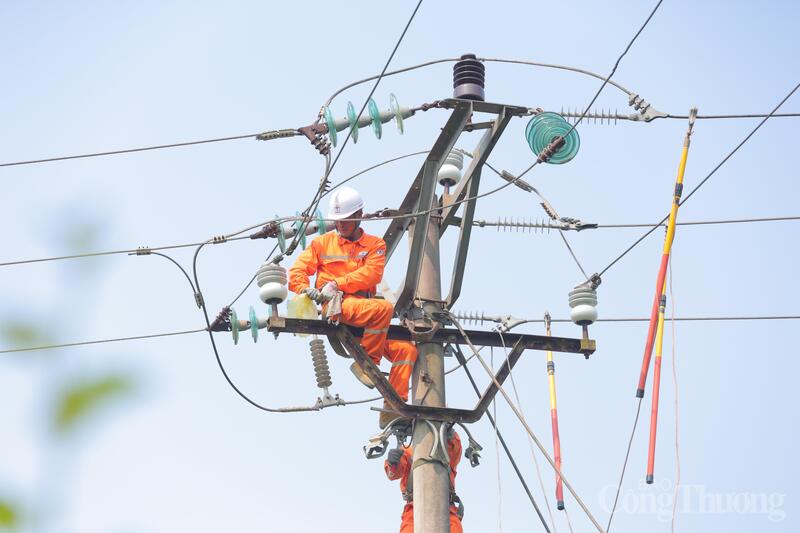 Nhân viên điện lực Hà Tĩnh tất tả làm việc dưới cái nắng 40 độ C. Ảnh: Trọng Tùng