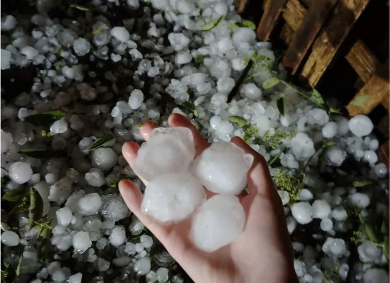 Mưa đá to như quả trứng gà ở Lào Cai khiến nhà sập, người bị thương. Ảnh: NNVN