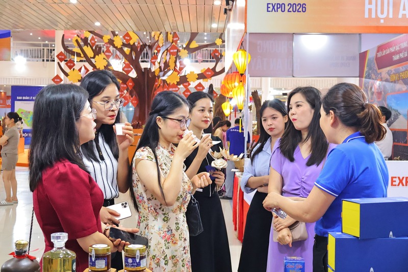 Người dân dùng thử sản phẩm tại Triển lãm Made in Da Nang Expo 2026. Ảnh: Diễm Phúc