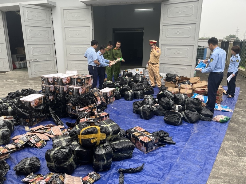 Lực lượng Quản lý thị trường tỉnh Tuyên Quang kiểm tra an toàn thực phẩm trong tháng cao điểm. Ảnh: Quản lý thị trường tỉnh Tuyên Quang