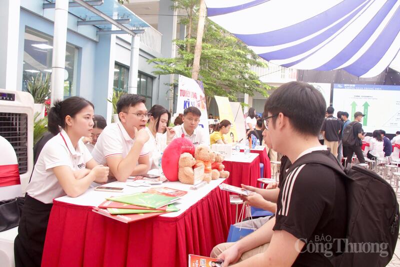 Ngày hội tuyển dụng là cơ hội để sinh viên trực tiếp tìm hiểu nhu cầu của doanh nghiệp.