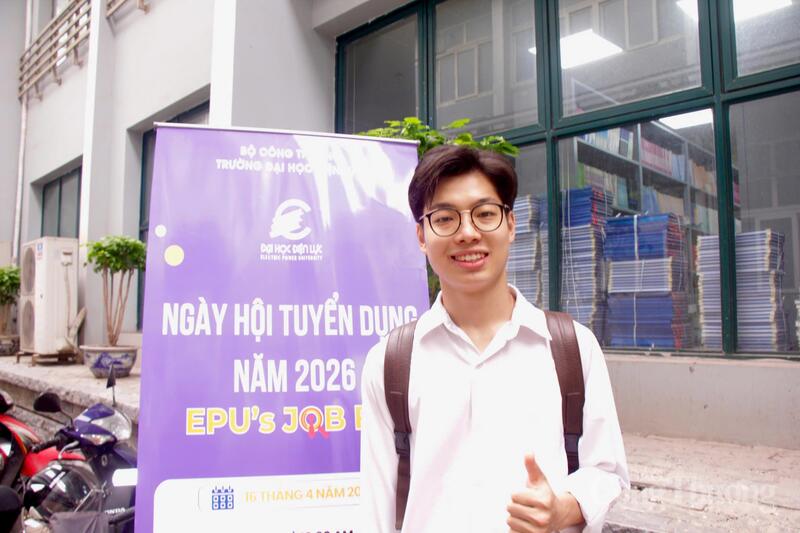 Sinh viên Tạ Ngọc Vương trao đổi bên lề ngày hội tuyển dụng.