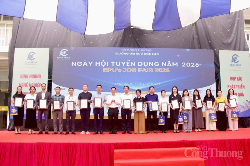 Đại diện nhà trường tặng quà lưu niệm, giấy chứng nhận, chụp ảnh chung với các doanh nghiệp tham gia hội thảo tuyển dụng.