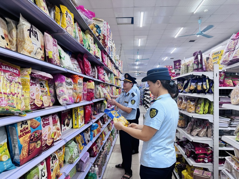 Đội Quản lý thị trường số 7, Chi cục Quản lý thị trường tỉnh Tuyên Quang tăng cường kiểm tra hàng hóa trong tháng an toàn vệ sinh thực phẩm. Ảnh: Lê Hà