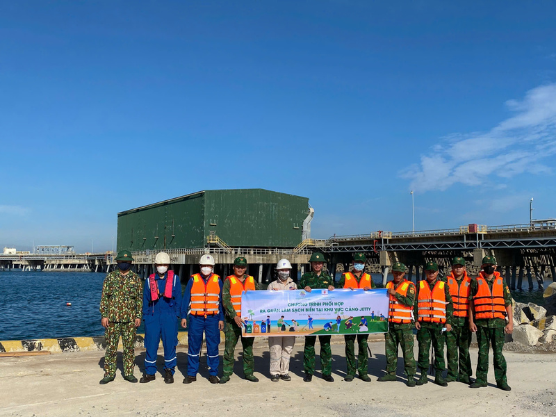 Chương trình ra quân thu gom làm sạch cảng Jetty. Ảnh: NHT