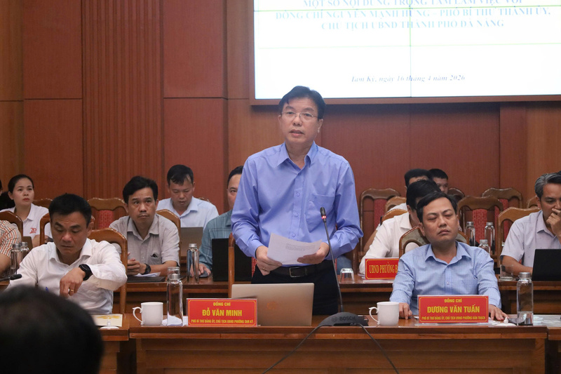 Lãnh đạo phường Tam Kỳ nêu những kiến nghị của địa phương với Chủ tịch UBND TP. Đà Nẵng. Ảnh: Nguyễn Dương