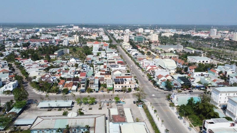 Đại diện lãnh đạo các địa phương đề xuất chủ trương xây dựng cơ chế đặc thù, cho chủ trương xây dựng cơ chế đặc thù nhằm phát triển cụm đô thị động lực phía Nam thành phố Đà Nẵng. Ảnh: Nguyễn Dương