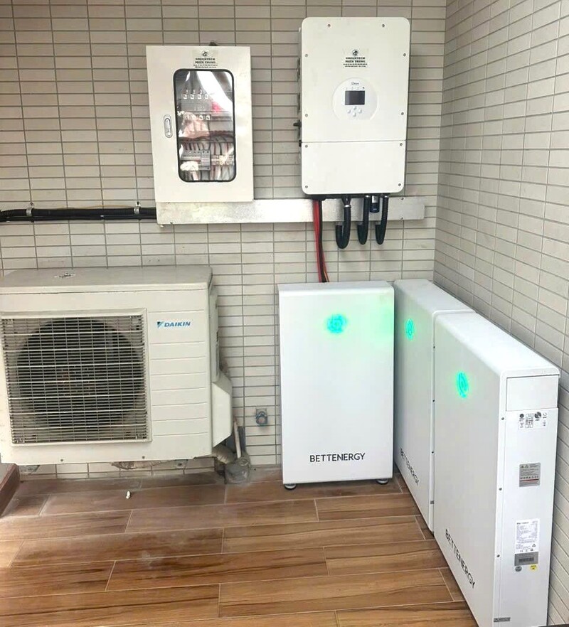 Người dân lắp đặt hệ thống điện mặt trời có lưu trữ để có thể sử dụng vào những lúc mất điện, hoặc khi điện mặt trời dư sẽ được nạp vào ắc quy lưu trữ.