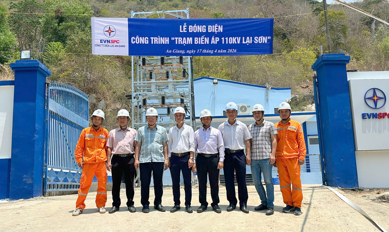 Chủ tịch HĐTV EVNSPC Lê Văn Trang (thứ 3 từ trái sang) cùng lãnh đạo các đơn vị tham gia chỉ đạo trực tiếp công tác đóng điện tại Trạm biến áp 110kV Lại Sơn. Ảnh: Đức Thắng