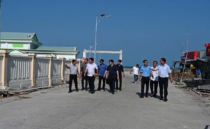 Đoàn công tác EVNSPC kiểm tra thực tế tình hình cung cấp điện tại đảo An Sơn - Nam Du, thuộc Đặc khu Kiên Hải. Ảnh: Thùy Trang