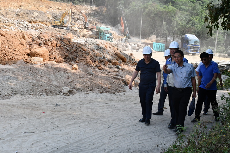 Chủ tịch HĐTV EVNSPC Lê Văn Trang kiểm tra công trường thi công các dự án. Ảnh: EVNSPC.