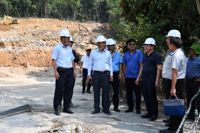 Lãnh đạo EVNSPC nghe các nhà thầu báo cáo tiến độ thi công dự án Trạm biến áp 220kV Phú Quốc.