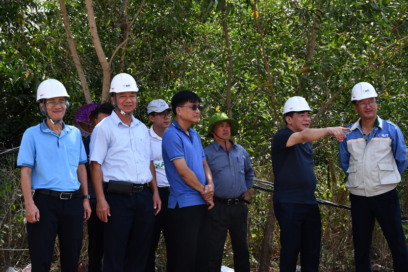 Lãnh đạo EVNSPC yêu cầu Ban chỉ huy tiền phương tại Phú Quốc tăng cường giám sát và đôn đốc các đơn vị thi công đẩy nhanh tiến độ các dự án. Ảnh: EVNSPC.