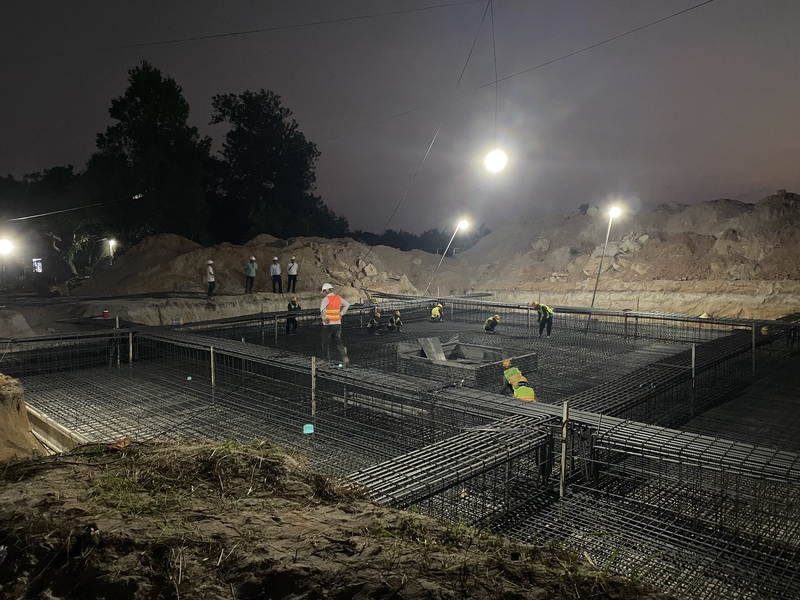 Hạng mục xây dựng móng trụ số 11 của đường dây 110kV Phú Quốc - Nam Phú Quốc đang được khẩn trương thi công vào ban đêm để đẩy nhanh tiến độ. Ảnh: EVNSPC.