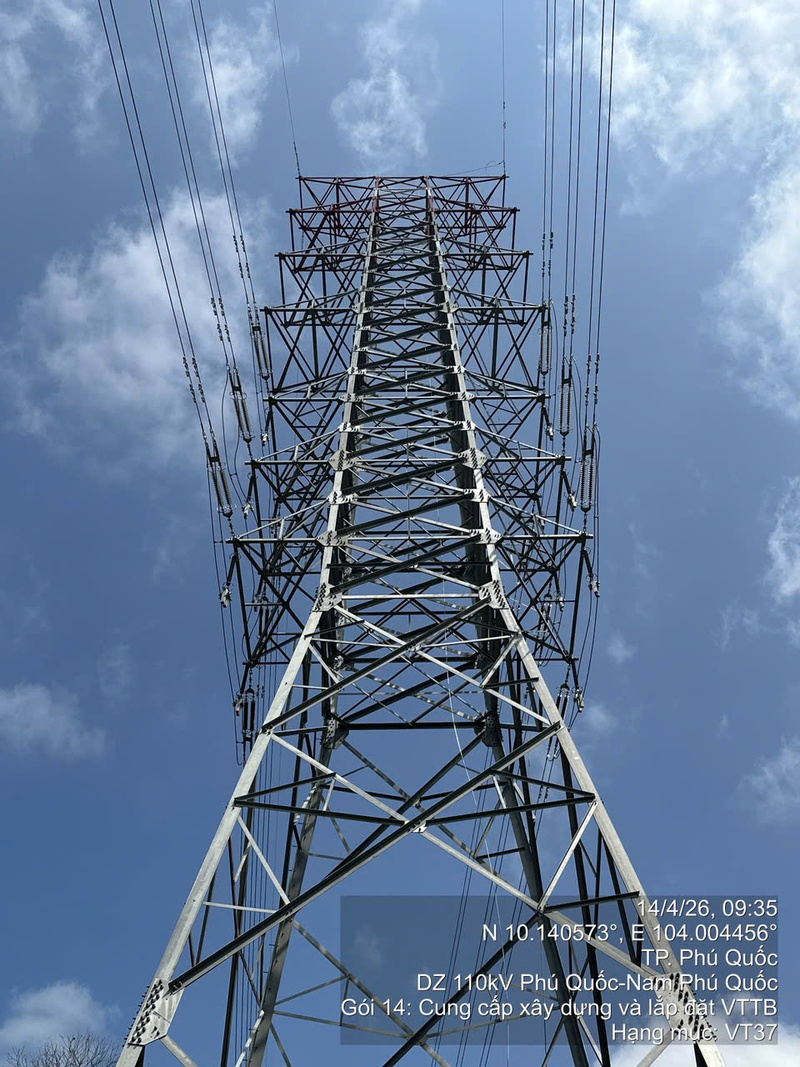 Vị trí trụ số 37 của đường dây 110kV Phú Quốc - Nam Phú Quốc đã hoàn thành lắp đặt, kéo dây. Ảnh: EVNSPC.