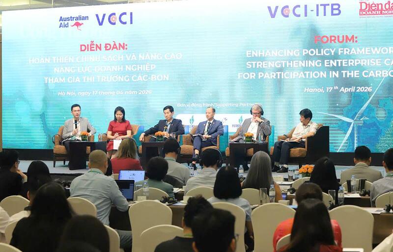 Các chuyên gia thảo luận tại diễn đàn. Ảnh: NH