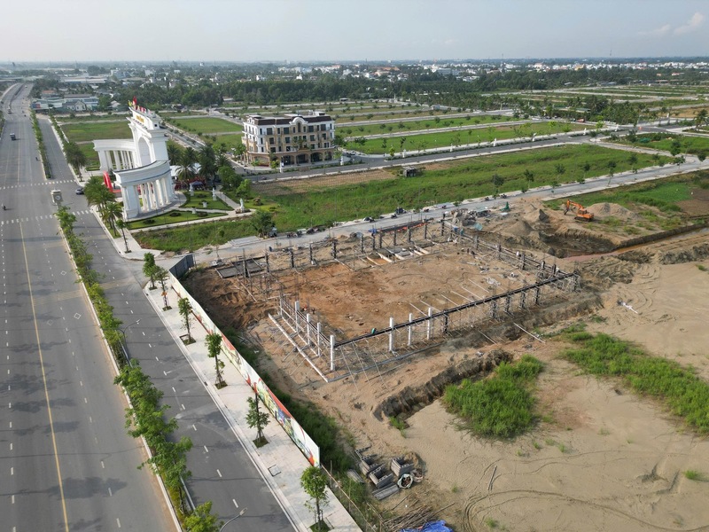 Co.opmart Thủ Thừa được xây dựng trên khu đất khoảng 5.800 m², quy hoạch theo mô hình tổ hợp thương mại – dịch vụ.