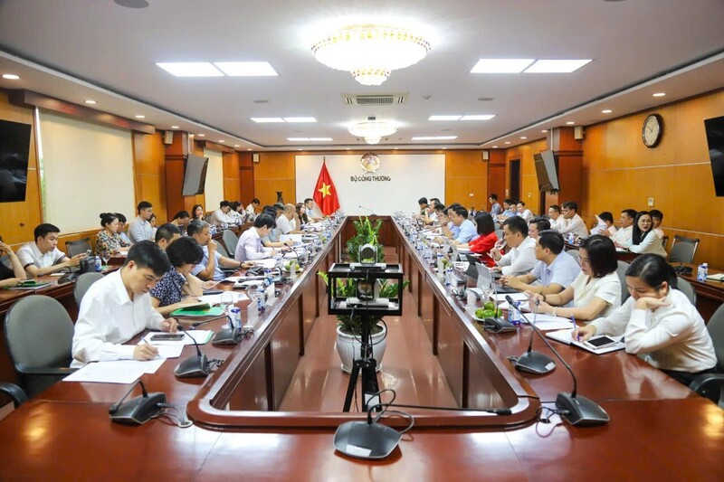 Buổi làm việc giữa Thứ trưởng Bộ Công Thương Phan Thị Thắng với Ủy ban nhân dân tỉnh Tuyên Quang về phát triển thương mại biên giới ngày 25/8/2025.