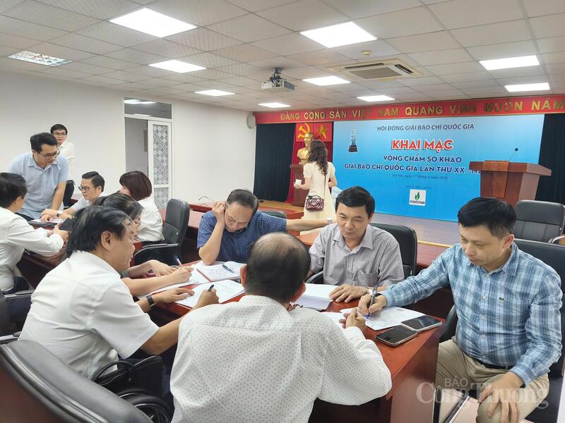 Giám khảo tham gia chấm vòng sơ khảo. Ảnh: NH