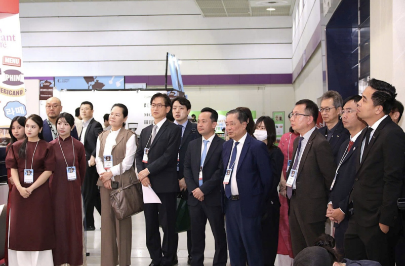 Tham tán Thương mại Phạm Khắc Tuyên tham dự lễ khai mạc gian hàng Việt Nam.